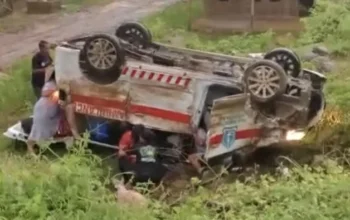 Ambulans Bawa Pasien Dari Bone Terjun ke Jurang