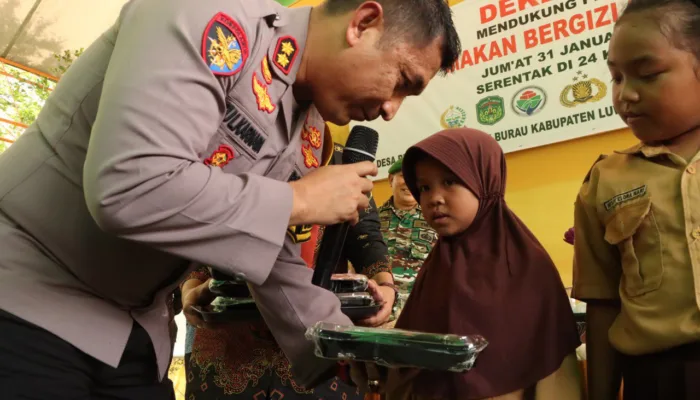 Mendukung Program Persiden. Polres Luwu Timur dan APDESI Gelar Makan Siang Gratis di SDN 117 Benteng