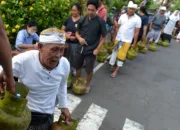 Warga antre untuk membeli gas elpiji 3 kg saat pelaksanaan operasi pasar di kawasan Legian, Badung, Bali, Kamis (27/7/2023). Antara Foto/Fikri Yusuf