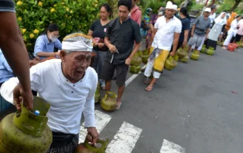 Warga antre untuk membeli gas elpiji 3 kg saat pelaksanaan operasi pasar di kawasan Legian, Badung, Bali, Kamis (27/7/2023). Antara Foto/Fikri Yusuf