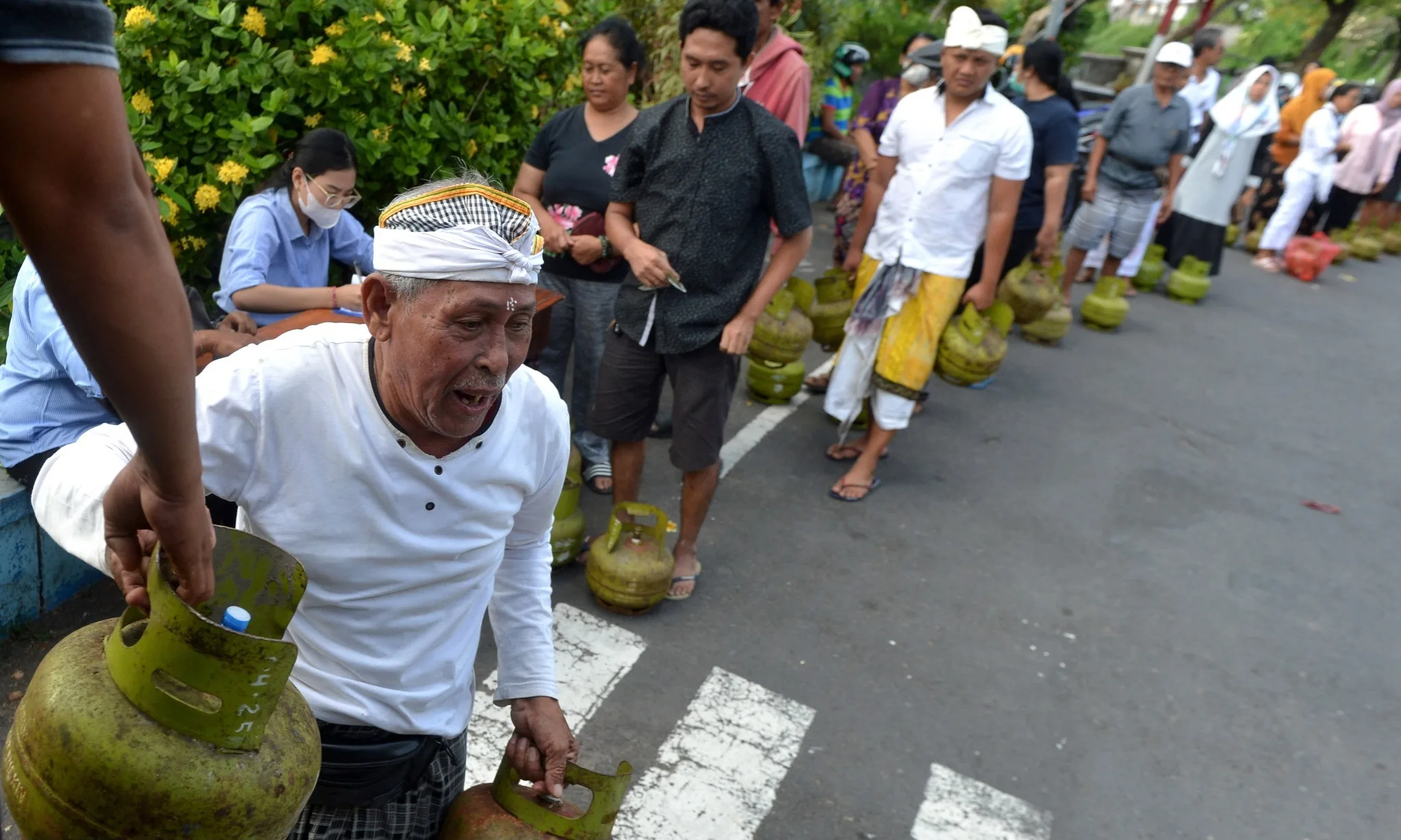 Warga antre untuk membeli gas elpiji 3 kg saat pelaksanaan operasi pasar di kawasan Legian, Badung, Bali, Kamis (27/7/2023). Antara Foto/Fikri Yusuf