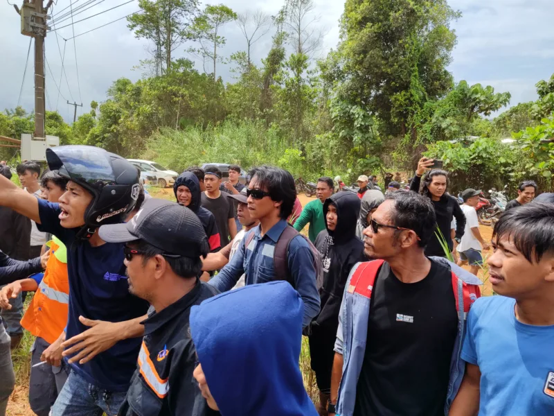 Brutal! Pekerja PT PUL Lakukan Kekerasan terhadap Warga saat Demo