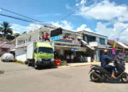 satpol pp melakukan penutupan semntara gerai indomaret di kelurahan malili ( Foto Tim warta merakam indonesia)