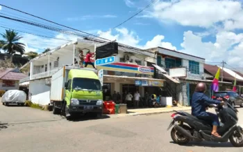 satpol pp melakukan penutupan semntara gerai indomaret di kelurahan malili ( Foto Tim warta merakam indonesia)