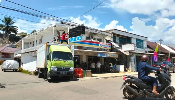 BREAKING NEWS: SATPOL PP MENUTUP TUJUH GERAI RETAIL DI LUWU TIMUR