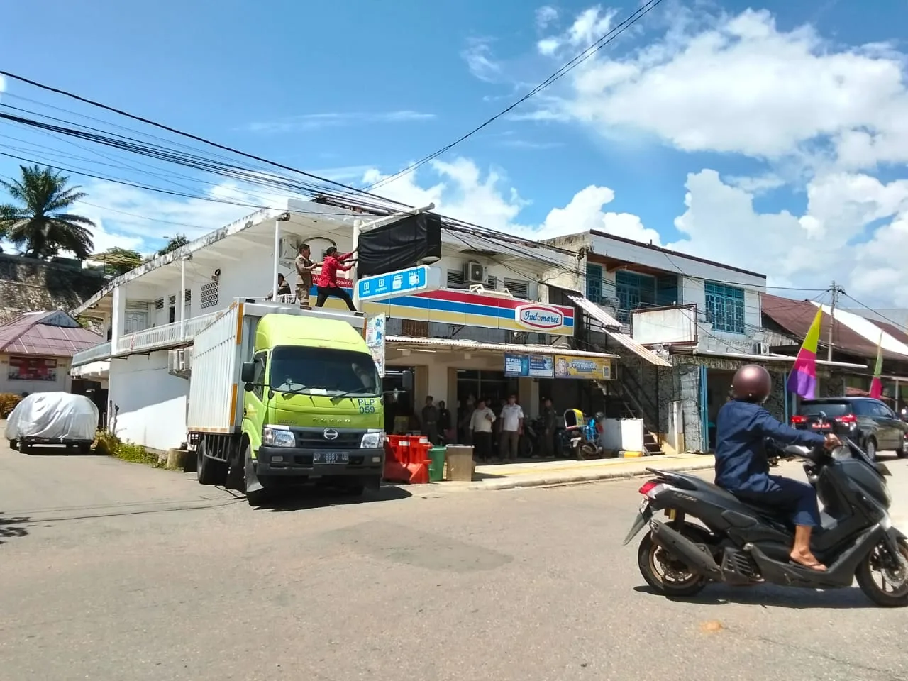 satpol pp melakukan penutupan semntara gerai indomaret di kelurahan malili ( Foto Tim warta merakam indonesia)