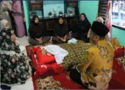 Bupati Luwu Timur Melayat ke Rumah Duka Tokoh Masyarakat Desa Timampu