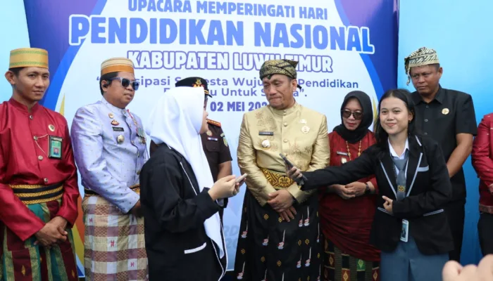 Bupati Irwan Umumkan Kabar Gembira untuk Guru saat Upacara Hardiknas