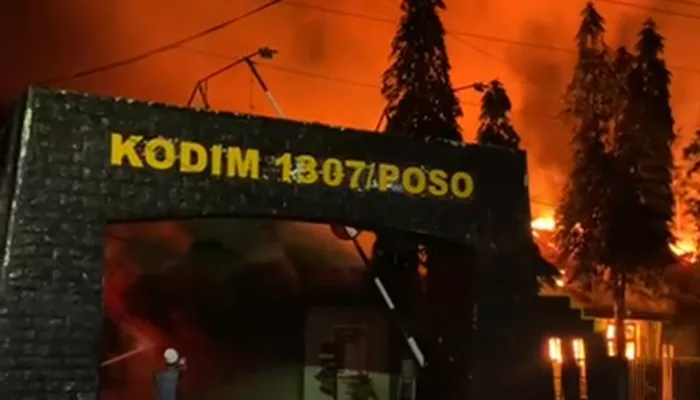 Kebakaran Hebat di Kodim 1307/Poso, Warga Panik dan Menjauh karena Ancaman Ledakan