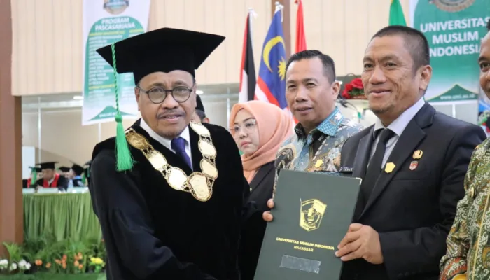 Bupati Luwu Timur Terima Penghargaan Alumni Berprestasi dari UMI Makassar