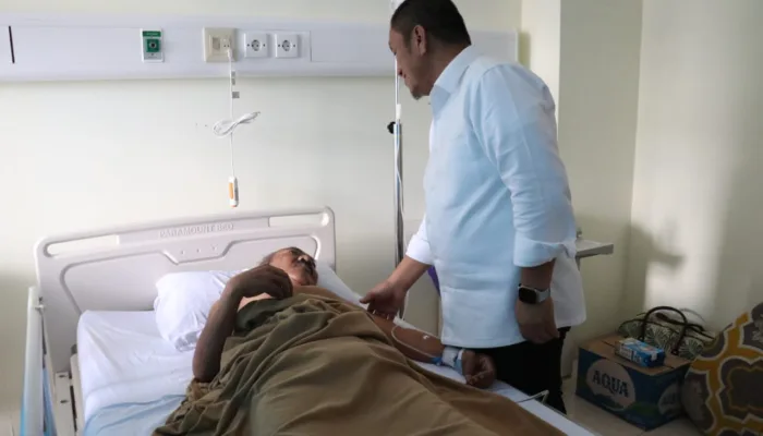 Wujud Kepedulian, Bupati Luwu Timur Jenguk Langsung Warganya di RS Unhas