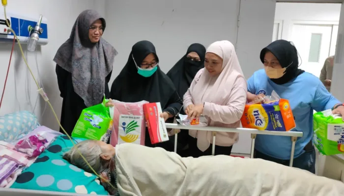 Tersentuh Kisah Lansia Terlantar, Wabup Puspawati Turun Langsung Serahkan Bantuan di RS