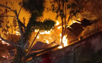 KEBAKARAN DI RUMAH DINAS GURU SMP NEGERI 1 WASUPONDA, DIDUGA AKIBAT LALAI MENGGUNAKAN KOMPOR GAS