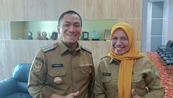 Dari Barisan yang Diam, Tersorot Satu Cahaya Kecil yang Menyentuh Pemimpin