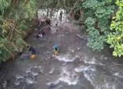 Masyarakat Turun Tangan: Gotong-royong Bersihkan Aliran Sungai Imbas Kebocoran Pipa Vale