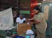 Serahkan Kartu Lansia, Wabup Puspawati Harap Jadi Berkah untuk Para Orang Tua