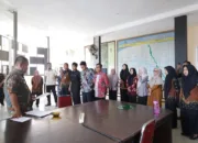 Bupati Luwu Timur Ajak Pegawai Bapperida Tingkatkan Kepedulian dan Kebersihan Lingkungan Kerja