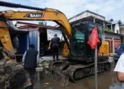 Bupati Irwan Awasi Kerapian dan Estetika Pembangunan Drainase Pasar Malili