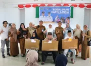 Warga Lanjut Usia Menangis Haru Saat Terima Kartu Lutim Lansia di Burau