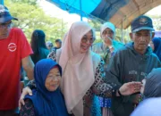 Momen Penyerahan Kartu Lansia di Nuha, Warga Sampaikan Terima Kasih