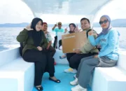 Sebrangi Danau Matano, Pemkab Lutim Antar Kartu Lansia ke Warga Sakit