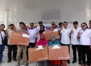 Serahkan 237 Kartu Lansia di Tomoni, Wabup : Hari ini Saya Hadir Sebagai Anak