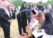 Bupati dan Wabup Lutim Serahkan Santunan kepada Janda Veteran Usai Upacara Hari Pahlawan