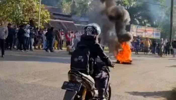 Demo Warga dan Mahasiswa di Balambano Lumpuhkan Jalur Malili Sorowako