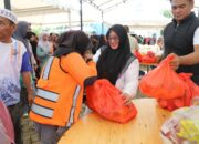 Ratusan Petugas Kebersihan Terima Paket Lebaran Dari Bupati dan Wakil Bupati Lutim