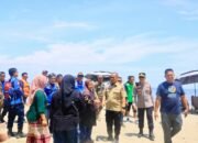 Bupati Luwu Timur Susuri Pesisir Pakai Perahu Karet, Pastikan Keamanan Wisatawan Hingga Akhir Libur Lebaran