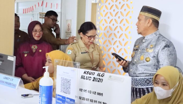 Dapati Antrean Panjang di RSUD I Lagaligo, Bupati Irwan Instruksi Tambah Meja Layanan