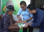 Bupati Irwan Serahkan Bantuan Kartu Lansia 2026 di Dua Kecamatan