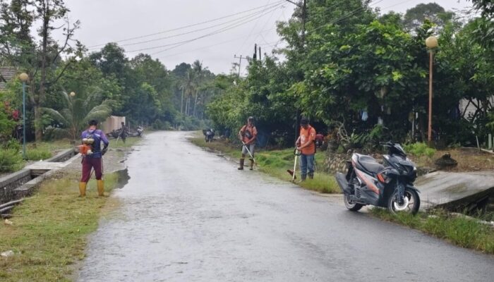 Aparat Desa dan Linmas Gelar Jumat Bersih, Bahu Jalan Desa Dibersihkan