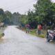 Aparat Desa dan Linmas Gelar Jumat Bersih, Bahu Jalan Desa Dibersihkan