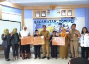 ‎Senyum Bahagia Lansia Towuti, Bantuan Rp3 Juta Mulai Cair Lewat Kartu ATM