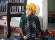 Tak Mampu Berjalan, Nenek Sumarni Terharu Saat Bantuan Kartu Lansia Diantar Langsung ke Rumah