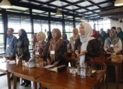 Kadis Kominfo-SP Bekali Pengurus PKK dan Aparat Desa Balantang Keterampilan Public Speaking