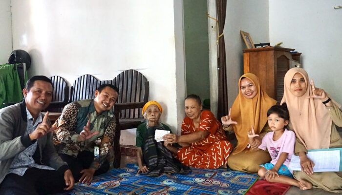 Bantuan Kartu Lansia Luwu Timur Diantar ke Rumah, Nenek Sumarni Terharu