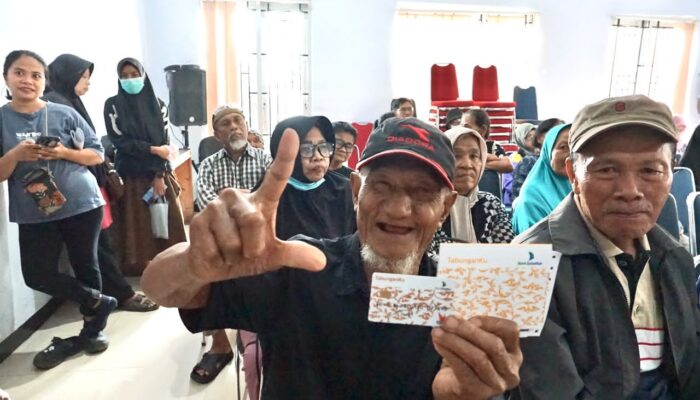 Bantuan Lansia Kartu ATM: 138 Lansia Towuti Terima Rp3 Juta