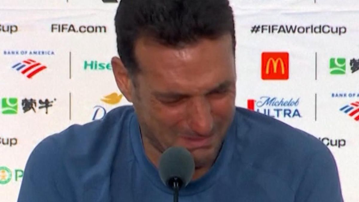 scaloni menangis