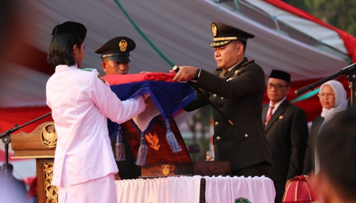 Bupati Irwan dan Wabup Puspawati Hadiri Penurunan Sang Saka Merah Putih