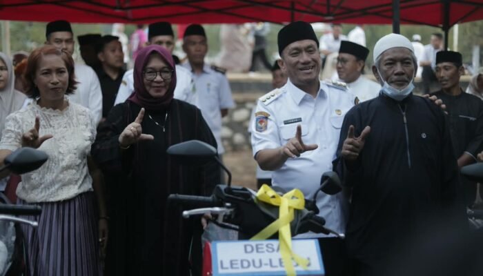 Dukung Operasional Petugas Keagamaan, Bupati Irwan Serahkan 3 Unit Sepeda Motor