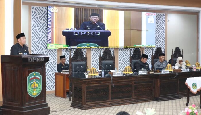 Bupati Irwan Sampaikan Pendapat Akhir Ranperda Penyertaan Modal Perumdam Waemami
