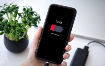 Bahaya Main HP Sambil Dicas: Baterai Rusak sampai Bisa Meledak