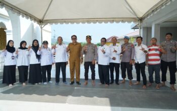 Gerakan Bersih-Bersih Masjid Lutim: Sekda Ramadhan Turun Tangan