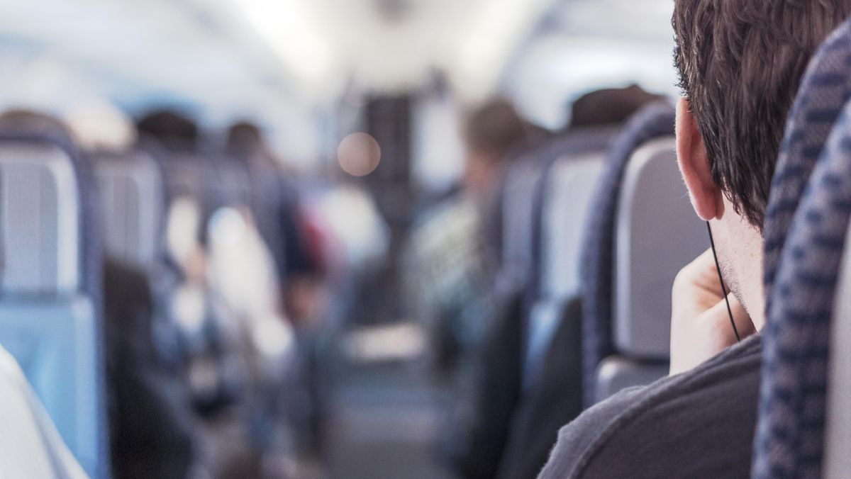 jendela pesawat ryanair pecah