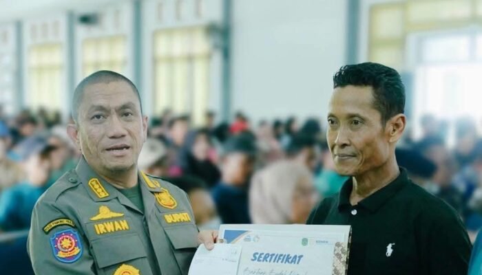 Bupati Irwan Serahkan Bedah Rumah 400 Warga, Dana Rp20 Juta Utuh Tanpa Potongan