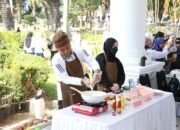 Bupati Luwu Timur Unjuk Kebolehan Membuat Nasi Goreng di HUT Sulsel ke-357