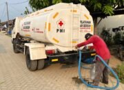 Hadapi Kemarau Panjang, Perumdam Waemami dan PMI Salurkan Air Bersih untuk Warga