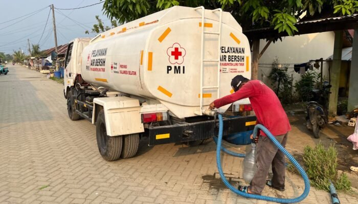 Hadapi Kemarau Panjang, Perumdam Waemami dan PMI Salurkan Air Bersih untuk Warga